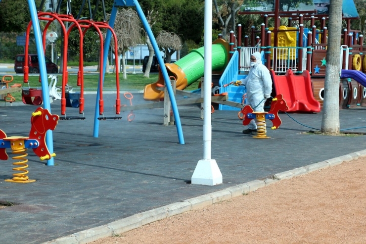 Mersin’de Park Ve Bahçeler Ekipleri Çalışmalarını Sürdürüyor