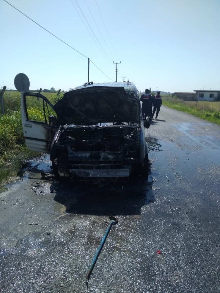 Tarsus’ta Seyir Halindeki Ticari Araç Yandı