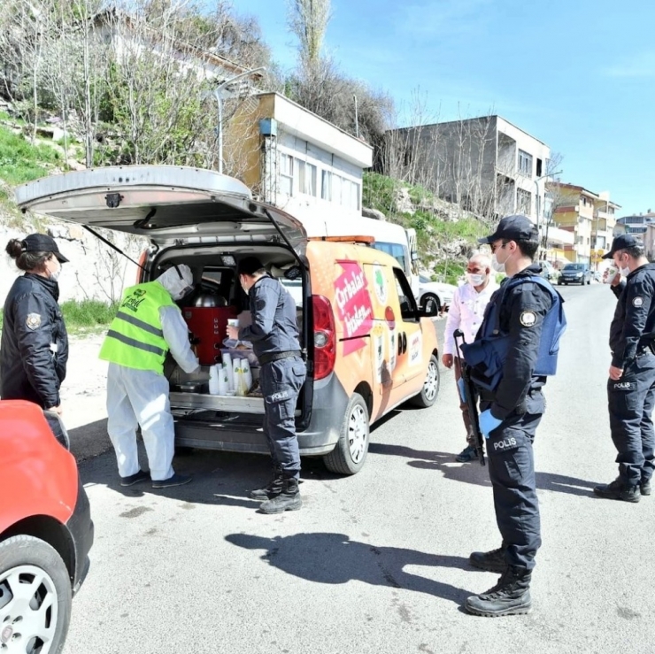 Sokağa Çıkma Kısıtlamasında Emniyet Mensuplarına Çaylı, Çorbalı Destek