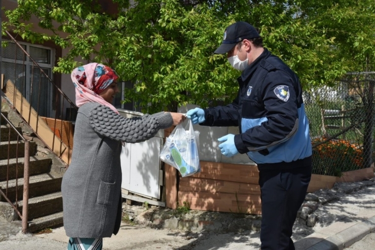 İzmit Belediyesi Vatandaşların Acil İhtiyaçlarını Kapılarına Götürdü