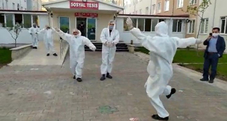 Karantinadaki Vatandaşlara Moral Olsun Diye ’Tokat Sarması’ Oynadılar