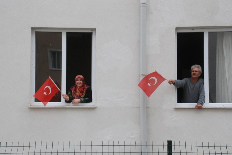 Karantinadaki Vatandaşlara Mini Konser