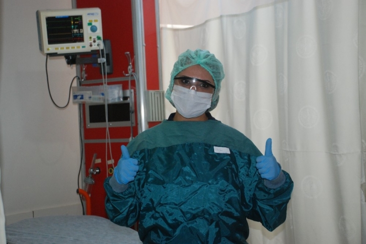 Korona Virüsü Yenen Hemşire Görevine Döndü