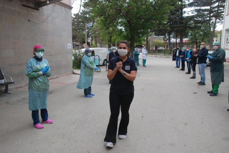 Korona Virüsü Yenen Hemşire Görevine Döndü