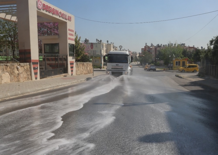 Toroslar’da Sokaklar Dezenfekte Ediliyor