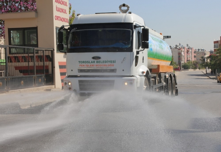 Toroslar’da Sokaklar Dezenfekte Ediliyor