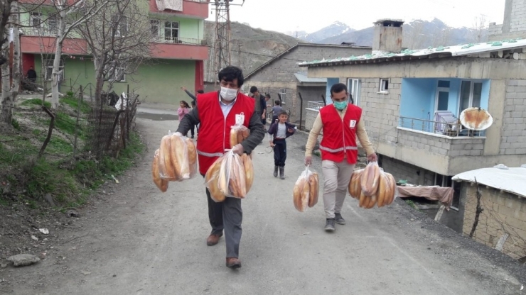 Kızılaydan İhtiyaç Sahibi Ailelere Ekmek Desteği