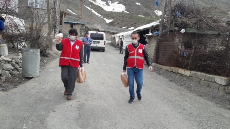 Kızılaydan İhtiyaç Sahibi Ailelere Ekmek Desteği