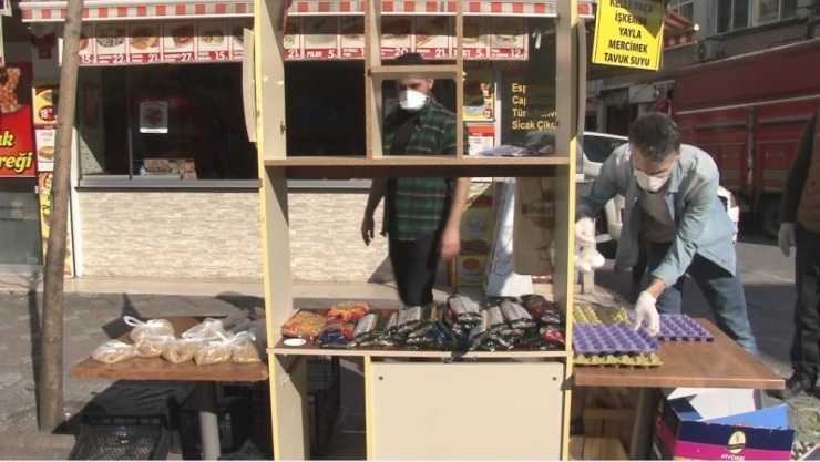 Fatih’te Yola Tezgah Açan İki Arkadaştan Anlamlı Uygulama