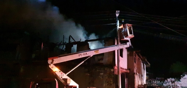 Uşak’ta İki Ev Alev Alev Yandı