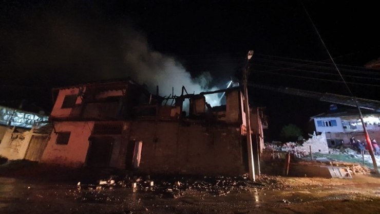 Uşak’ta İki Ev Alev Alev Yandı