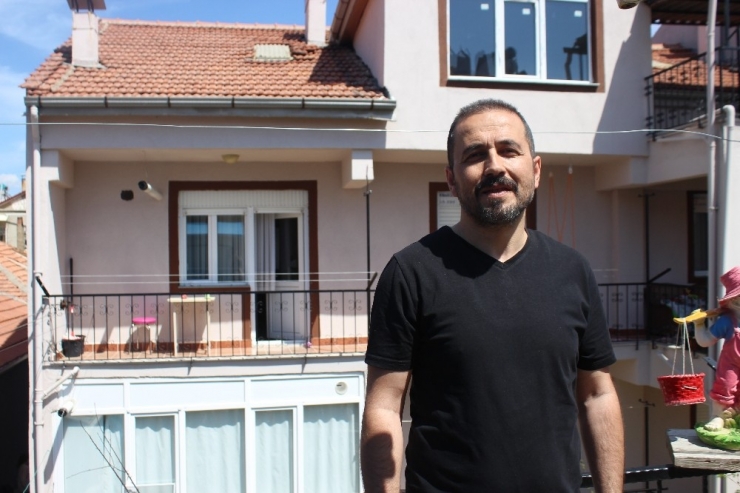 Karşı Apartmanda Oturan Kız Kardeşiyle ‘Teleferik’ Sistemi Sayesinde Kahve İçebiliyor