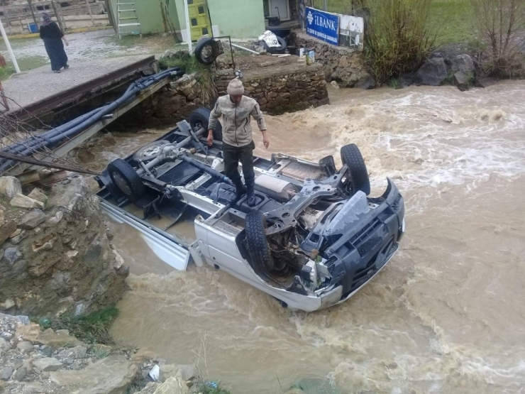 Kamyonet Dereye Uçtu: 2 Kişi Boğulmaktan Son Anda Kurtarıldı