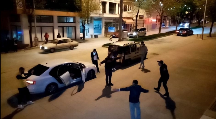 Yasak Kalktı, Vatandaş Sokağa Dökülüp Müzik Eşliğinde Oynadılar