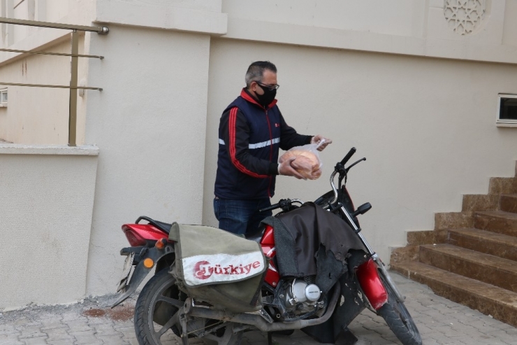 Türkiye Gazetesi Dağıtıcıları Yaşlıların Yanında Olmaya Devam Ediyor