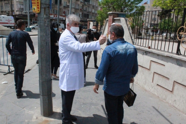 Gaziantep’te Sokaklara Konuşlanan Sağlıkçılar Ateş Ölçümü Yapıyor