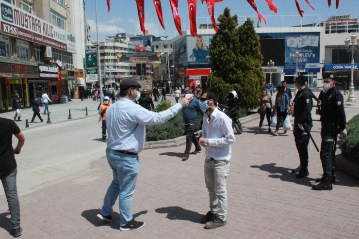 Gaziantep’te Sokaklara Konuşlanan Sağlıkçılar Ateş Ölçümü Yapıyor