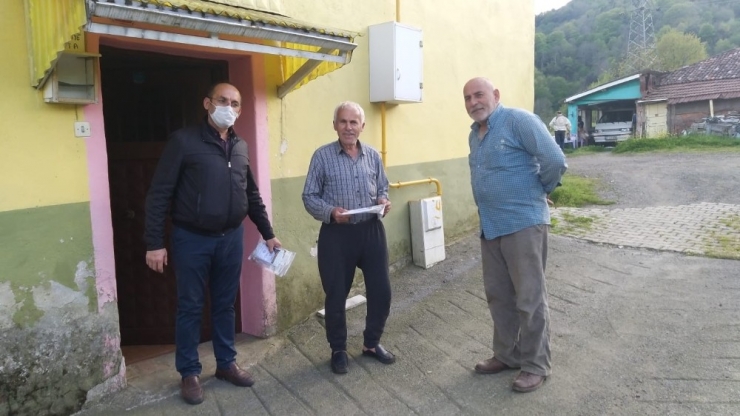 Sağlıkçılardan Sonra Mahallesine Maske Dağıttı