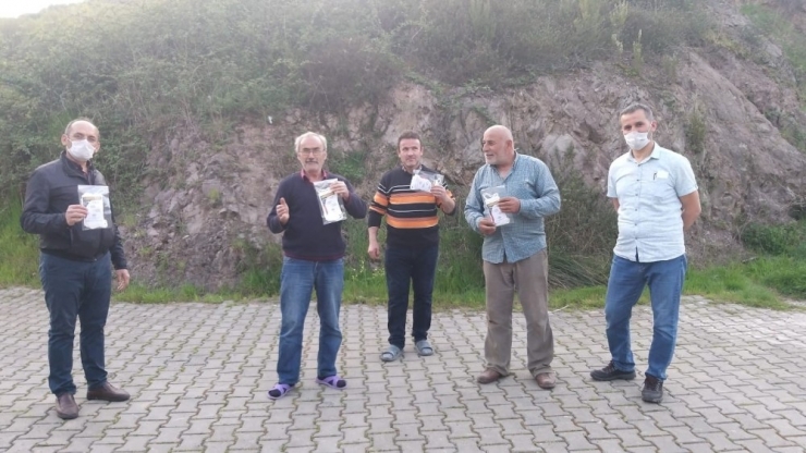 Sağlıkçılardan Sonra Mahallesine Maske Dağıttı