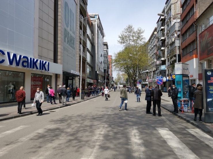 Kısıtlama Sona Erdi Vatandaşlar Caddeye Akın Etti