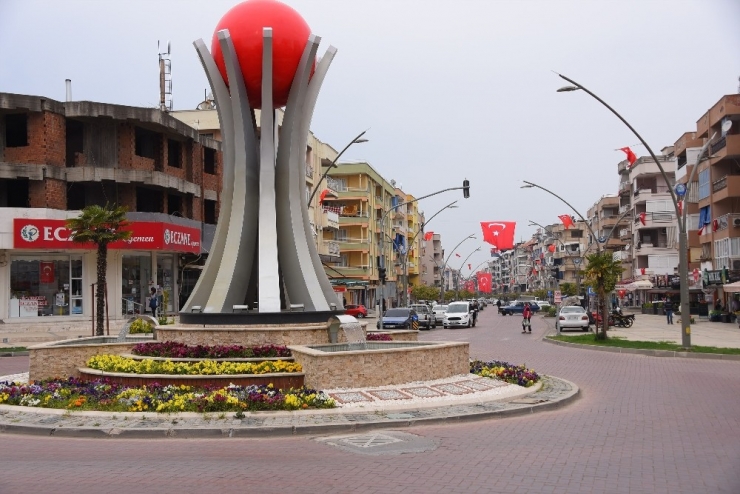 Salihli’de Caddeler Bayraklarla Donatıldı