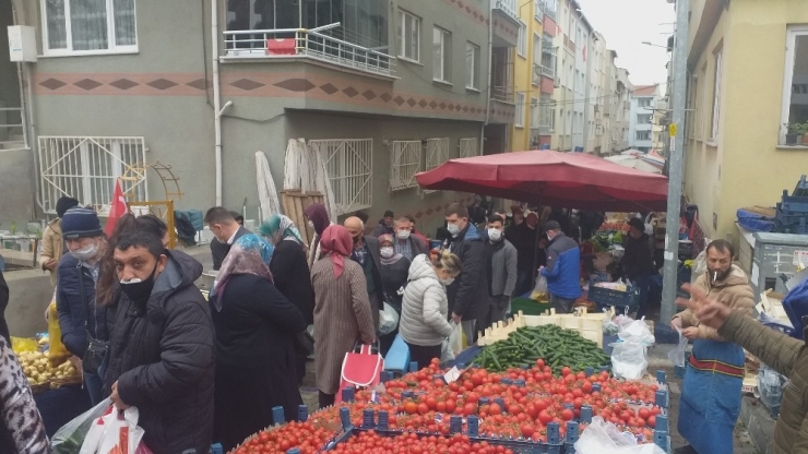 Korana Virüs Riskine Aldırmayan Vatandaşlar Pazar Yerini Doldurdu