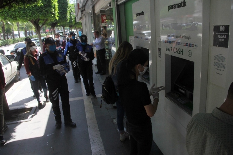 Polisten Atm Önünde Dolandırıcı Ve Sosyal Mesafe Uyarısı