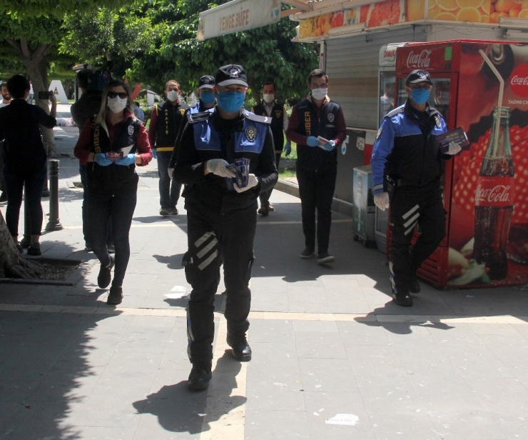 Polisten Atm Önünde Dolandırıcı Ve Sosyal Mesafe Uyarısı