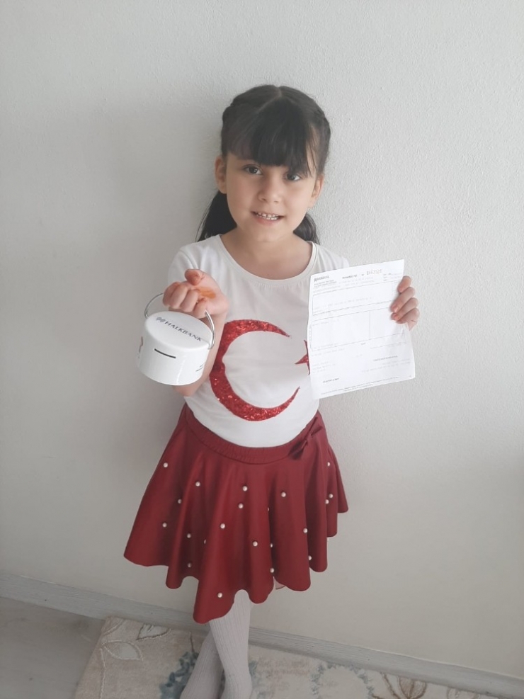 "Bayrak" Şiirini Okuyarak Kumbarasını Bağışladı