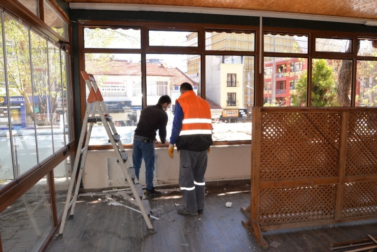 Aile Çay Bahçesindeki Yıkım Çalışmaları Başladı