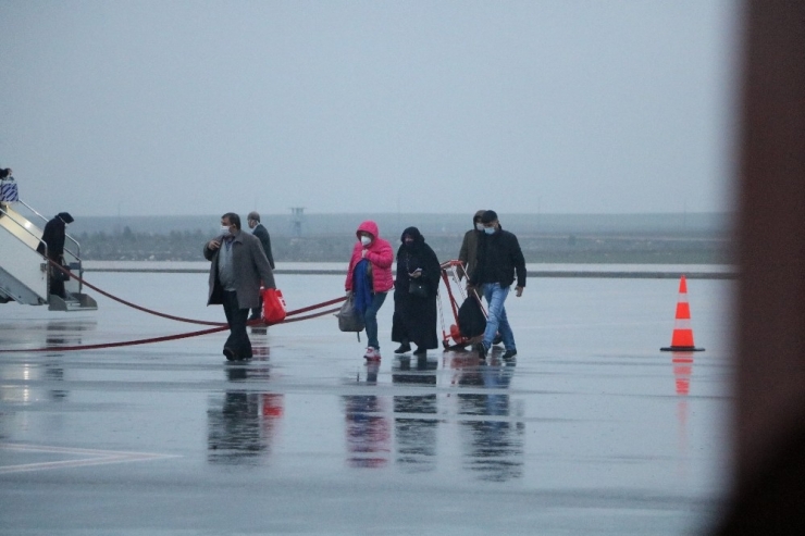 Almanya’dan Getirilen Vatandaşlar Yurtlara Yerleştirildi