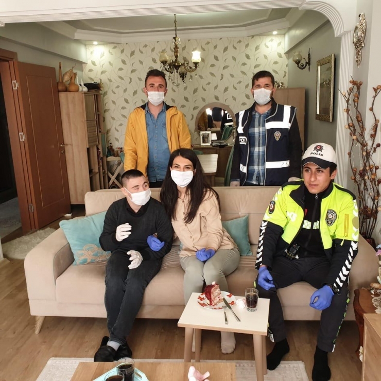 Koronadan Çıkmayan Down Sendromlu Atakan’a Polisten Doğum Günü Sürprizi