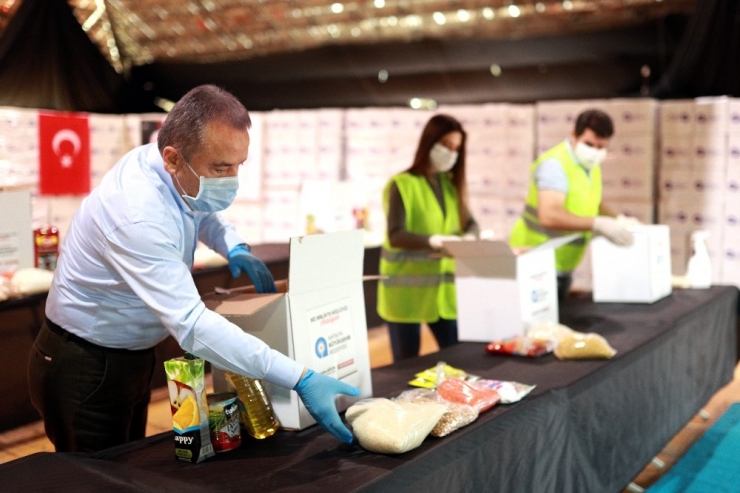 Başkan Böcek Gıda Kolisi Hazırladı