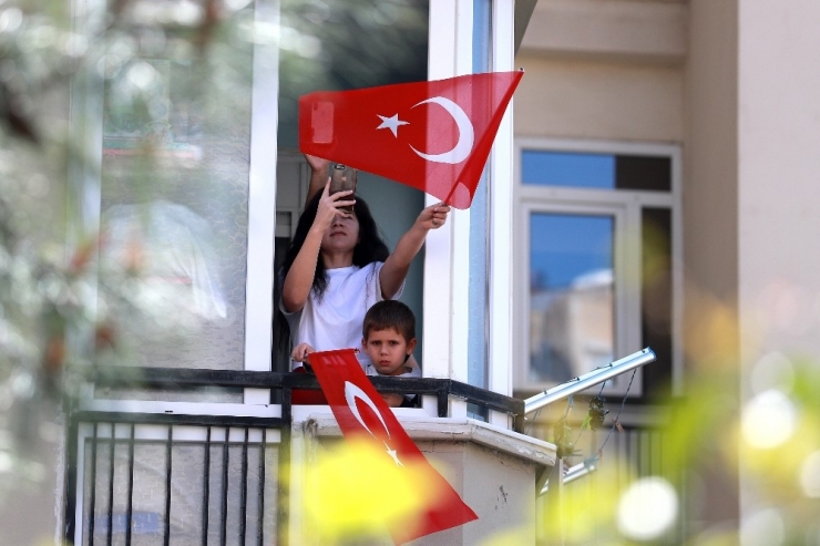 Büyükşehir Bandosu Antalya Sokaklarını Şenlendiriyor