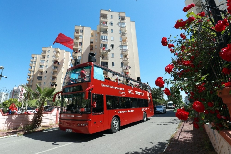 Büyükşehir Bandosu Antalya Sokaklarını Şenlendiriyor