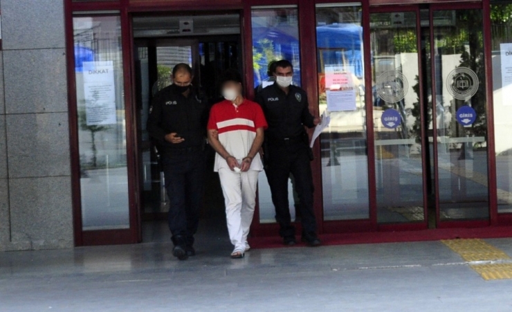 Birlikte Alışverişe Çıktığı Üvey Babasını Bıçakladı