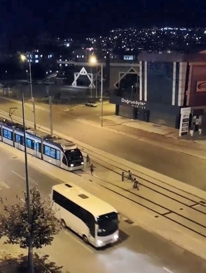 Antalya’da Çocukların Tramvayla Ölüm Oyunu
