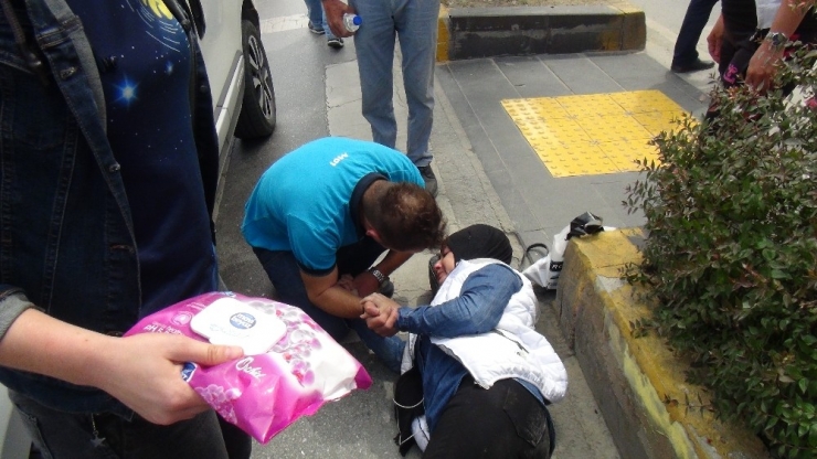 Kazada Yaralanan Eşinin Elini Bir An Bile Bırakmadı