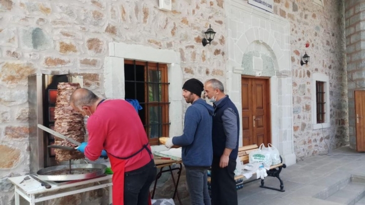 "Korona Bitsin" Diye Kurban Kesip Köylüye Dağıttı