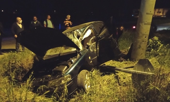 Direksiyon Hakimiyetini Kaybedince Direğe Çarparak Durabildi