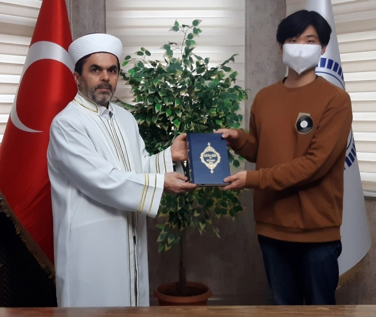 Beykoz’da Yaşayan Güney Koreli Genç Müslüman Oldu