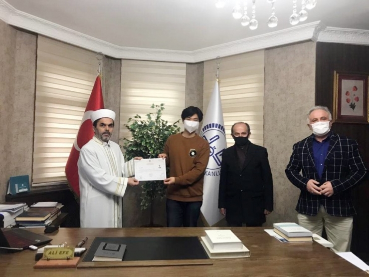 Beykoz’da Yaşayan Güney Koreli Genç Müslüman Oldu