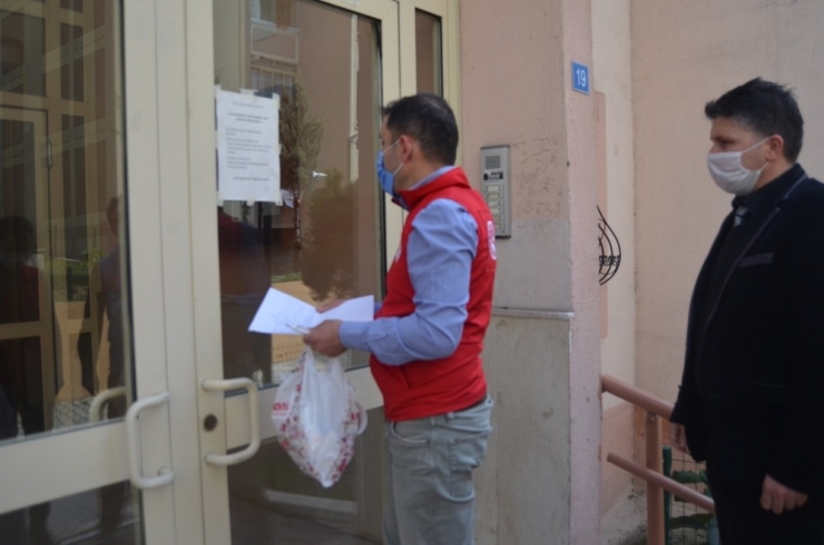 Bolu’da, 65 Yaş Üstü Vatandaşların İhtiyacını Gönüllüler Evlerine Götürüyor