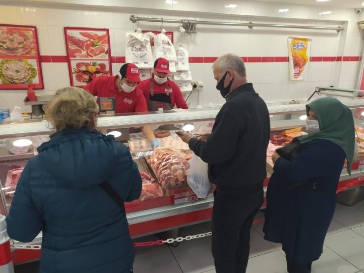 Dört Günlük Sokak Kısıtlaması Ve Ramazan Öncesinde Kasaplar Önünde Uzun Kuyruklar Oluştu