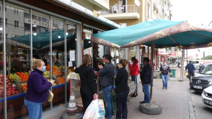 İçeri Müşteri Almıyor, Siparişler Not Kağıtlarıyla İletiliyor