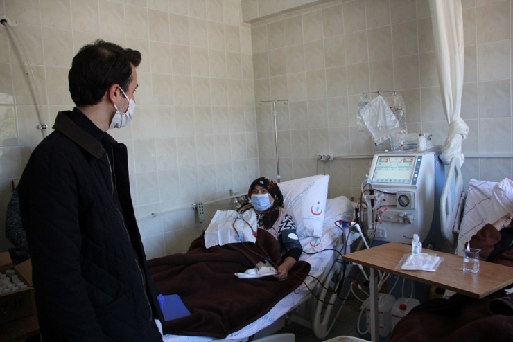 Kaymakam Açıkgöz, Diyaliz Hastalarını Ziyaret Ederek Maske Dağıttı