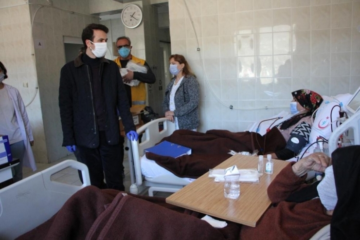 Kaymakam Açıkgöz, Diyaliz Hastalarını Ziyaret Ederek Maske Dağıttı