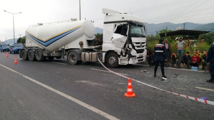 Çimento Kamyonu Traktöre Çarptı; 1 Ölü