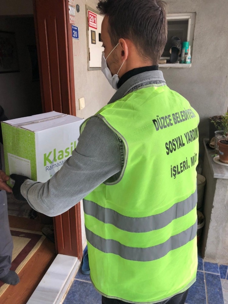 Düzce Belediyesi Kapı Kapı Dağıtıyor