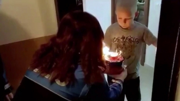 Polislerden Evden Çıkamayan Gökalp’e Sürpriz Doğum Günü